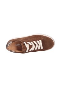 Bruine suede sneakers met crème veters, metalen accenten bij de hiel en een witte zool met een gestructureerd patroon. Casual ontwerp voor comfort.