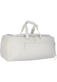 Bolso de viaje gris claro hecho de tejido duradero. Cuenta con dos asas, cierre superior de cremallera y un pequeño bolsillo frontal con cremallera. Forma rectangular.