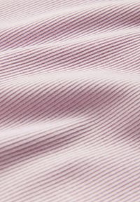 Ljust rosa tyg med fina vertikala ränder, som visar en mjuk textur och subtil lyster. Materialet är slätt och något rynkat.