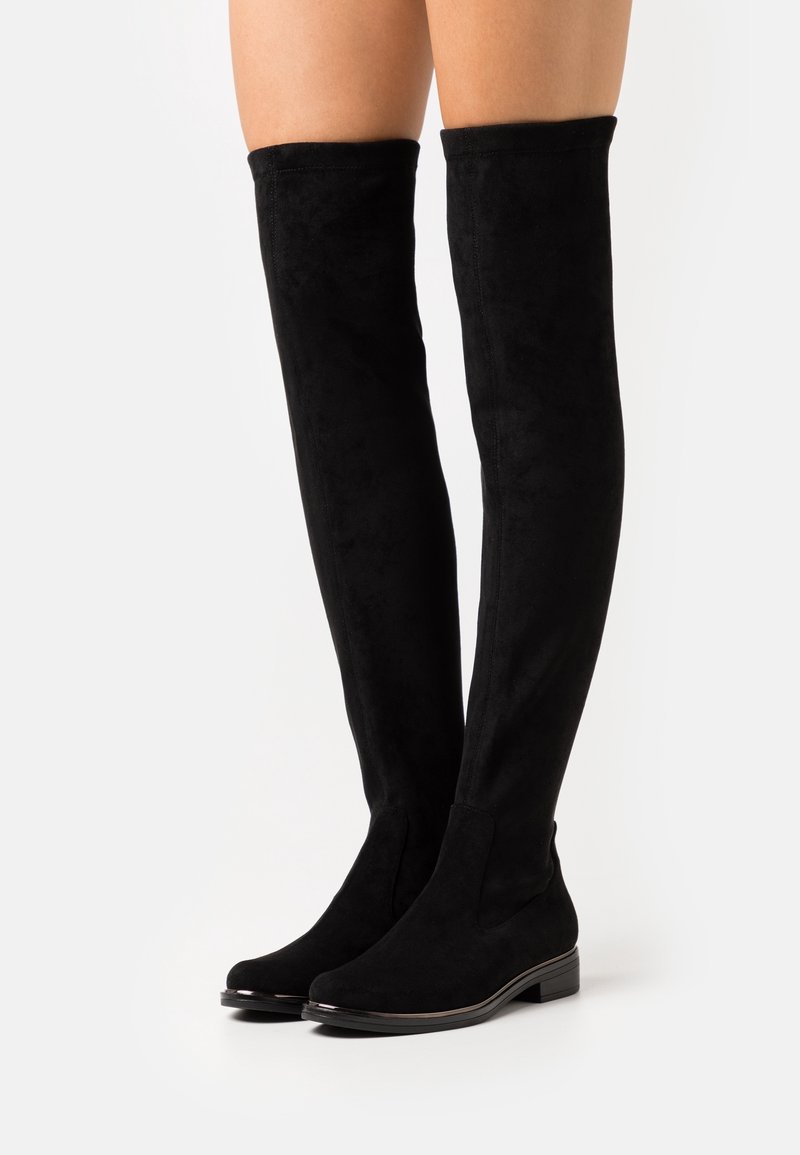 Svarta över knäboots i mocka, med en mjuk yta, rund tå och låg blockklack.