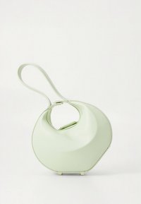 Groene leren handtas met een unieke sculpturale vorm, een enkel handvat en kleine voetjes. Glad oppervlak met minimalistische ontwerpelementen.