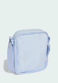 Hellblaues Umhängetäschchen aus weichem Nylon in quadratischer Form, mit einem strukturierten Logodetail und einem verstellbaren Riemen. Reißverschlussverschluss.