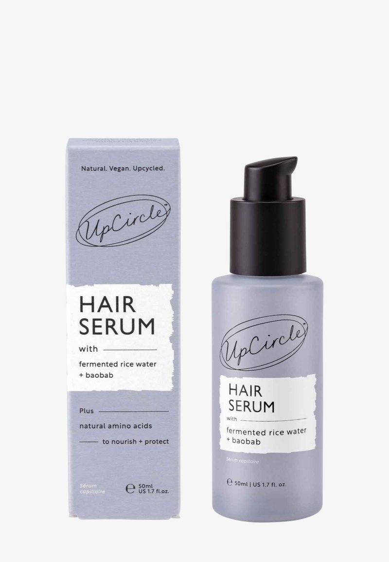 Flacone e confezione del siero per capelli UpCircle con acqua di riso fermentata, baobab, amminoacidi naturali e erogatore nero, formato da 50 ml.