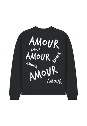 Zwarte sweatshirt met grote witte tekst die "AMOUR" in verschillende groottes en hoeken over de achterkant toont. Klassiek rondenekontwerp.