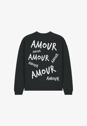 Zwarte sweatshirt met grote witte tekst die "AMOUR" in verschillende groottes en hoeken over de achterkant toont. Klassiek rondenekontwerp.