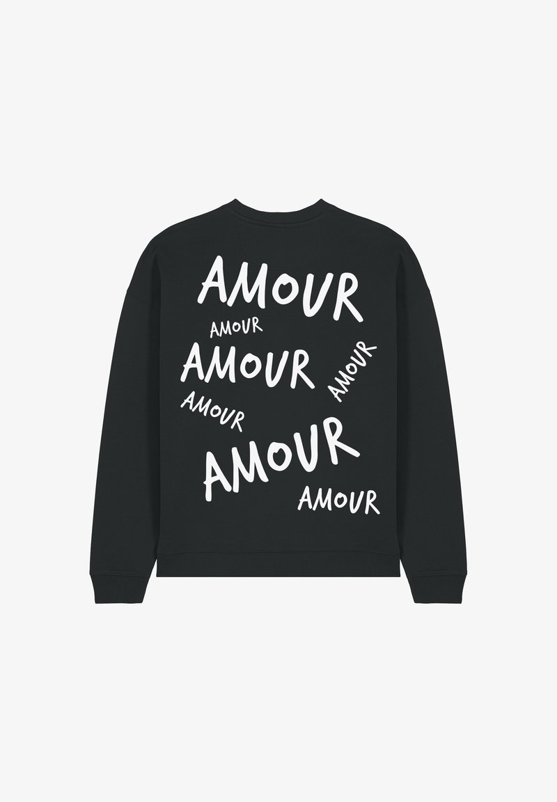 Zwarte sweatshirt met grote witte tekst die "AMOUR" in verschillende groottes en hoeken over de achterkant toont. Klassiek rondenekontwerp.