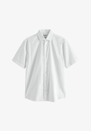 Cămașă albă cu mânecă scurtă și nasturi, cu guler clasic, realizată dintr-un material ușor, afișată aplatizată pe un fundal alb.