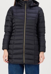 Manteau noir rembourré avec fermeture éclair sur le devant, col montant et capuche. Présente des coutures matelassées texturées horizontales et une coupe élégante.