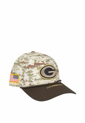 Casquette de baseball avec motif camouflage numérique, visière marron foncé, écusson avec le logo "G" et drapeau américain sur le côté.