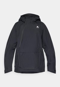 Chaqueta impermeable negra con capucha, media cremallera en la parte delantera y un bolsillo frontal. Presenta un logo en el pecho y puños ajustables. Textura suave.