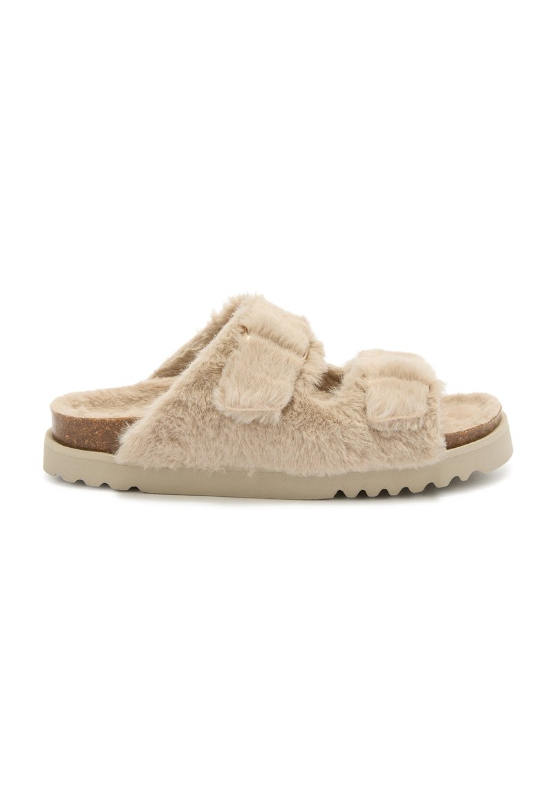 Sandalo a infradito in pelliccia sintetica beige con due cinturini regolabili, soletta in sughero, suola in gomma testurizzata e forma arrotondata.