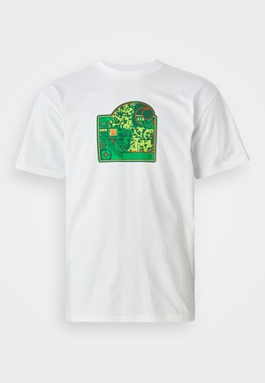 Tricou alb din bumbac cu un grafic de placă de circuit verde care prezintă modele complicate, accente roșii și un element de design stratificat.
