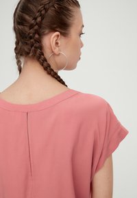 QS DOTÉ D’UNE FENTE DANS LE DOS - Bluse - papaya