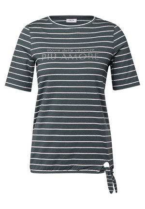 Gestreept grijs T-shirt met korte mouwen. Heeft witte horizontale strepen en een gestrikt zijdetail. Tekst in rhinestones leest "PIÙ AMORE."