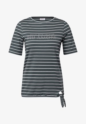 Camiseta a rayas gris con mangas cortas. Presenta rayas horizontales blancas y un detalle de lado atado. El texto en pedrería dice "PIÙ AMORE."