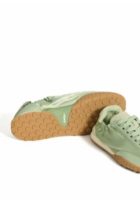 Groene sneakers met een gestructureerde rubberen zool, een satijnen bovenwerk en gedetailleerde stiksels; beschikt over "HOFF" branding aan de zijkant en tong.