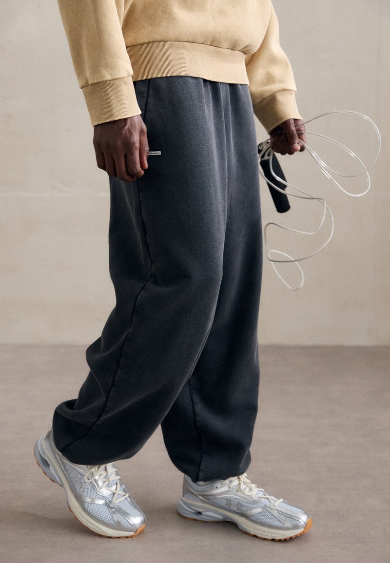 Under Armour - ICON WASH PANT - Joggebukse - black/white, Forstørre