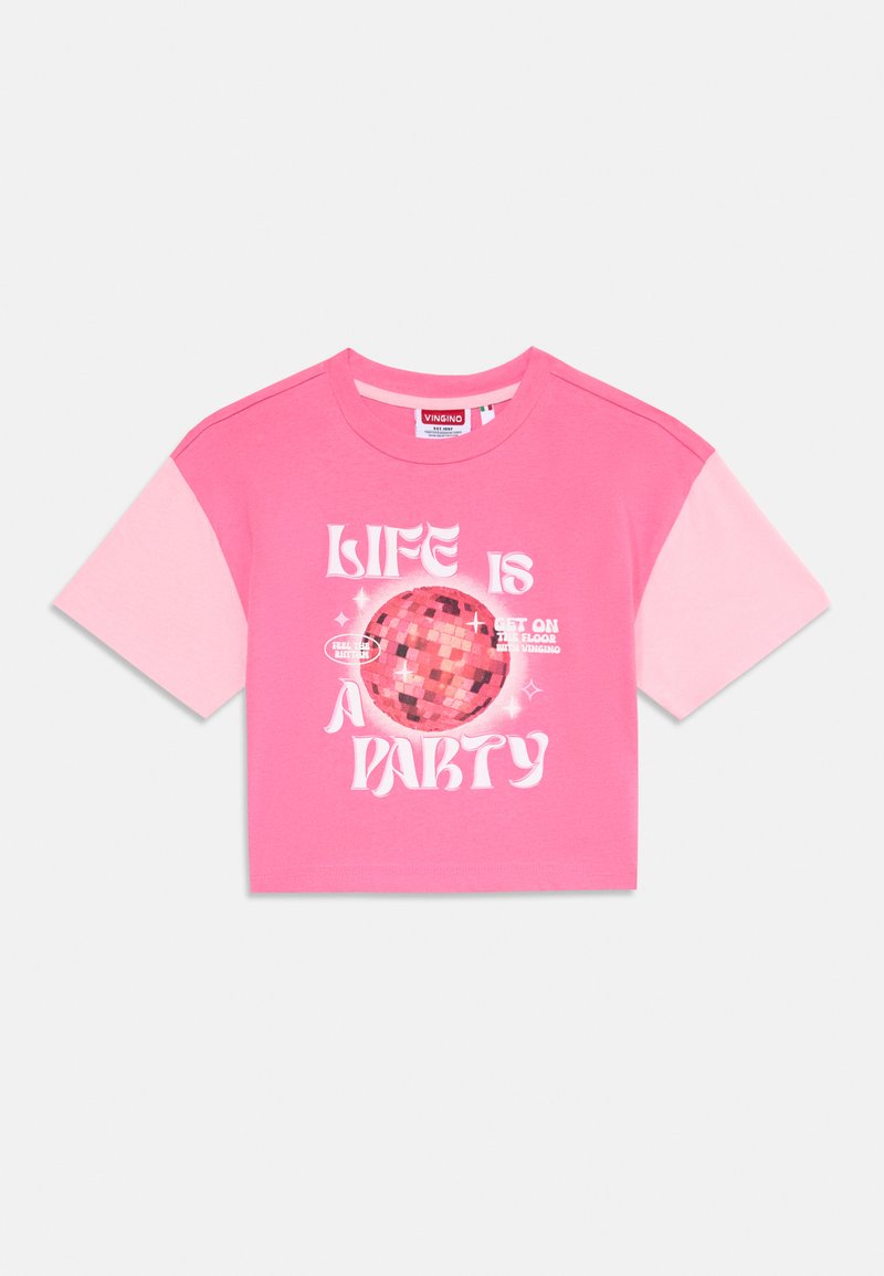 Ροζ κοντό t-shirt με κοντά μανίκια. Διαθέτει μια μεγάλη γραφική εικόνα μιας disco ball με το κείμενο "Η ΖΩΗ ΕΙΝΑΙ ΓΙΟΡΤΗ" με έντονα λευκά γράμματα.