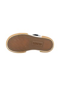 La suela de la zapatilla presenta un diseño de goma marrón ondulado, con un borde blanco y un acento naranja. La marca "GEOX" está grabada en la suela.