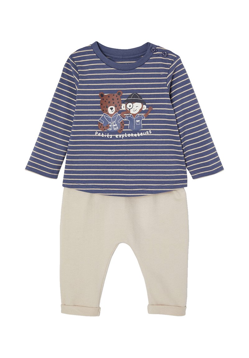 Zweiteiliges Kinderoutfit mit einem navy gestreiften Langarmshirt mit Bären- und Affenmotiven sowie beigen Hosen mit Bündchen.