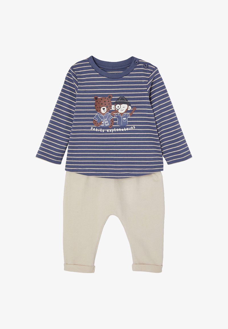 Zweiteiliges Kinderoutfit mit einem navy gestreiften Langarmshirt mit Bären- und Affenmotiven sowie beigen Hosen mit Bündchen.