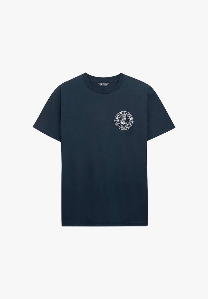 Sötétkék pamut póló rövid ujjal, kerek nyakkivágással és bal oldalon található, szöveget tartalmazó kerek fehér grafikával.