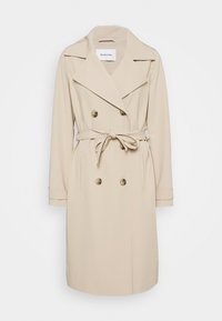 Beige trenchcoat met een dubbelgeknoopt ontwerp, grote revers, taille met ceintuur en twee voorzakken. Gladde stof zonder zichtbare patronen.