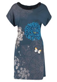 Lyhythihaisessa tummansinisessä mekossa on kukkakuoseja, yksi suuri sininen kukka, perhoskoriste ja teksturoitu kaula-aukko.