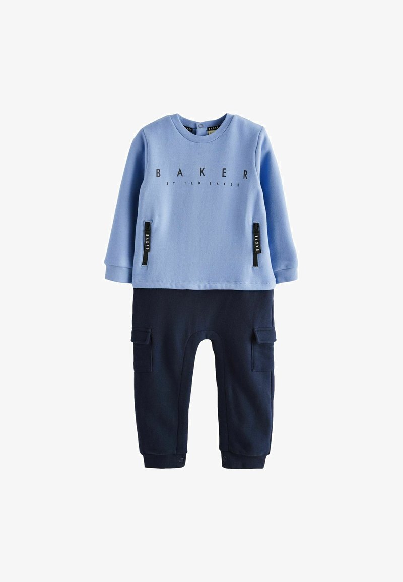 Modrý top s dlouhými rukávy a potiskem "BAKER", kombinovaný s námořnickými kalhotami s cargo kapsami. Měkký materiál, uvolněný střih, s patentkami.