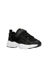 Černá atletická bota s vrchní částí z prodyšné síťoviny a syntetické kůže, s bílou podrážkou. Obsahuje nastavitelný suchý zip pro snadný přístup.