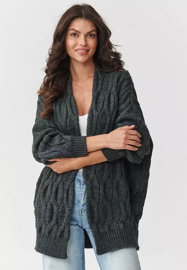 Ciemnoszara kardigan z dzianiny w splot warkoczowy z otwartym przodem, oversizedowymi rękawami i ściągaczami, w połączeniu z jasnoniebieskimi jeansami. Miękka, strukturalna dzianina.