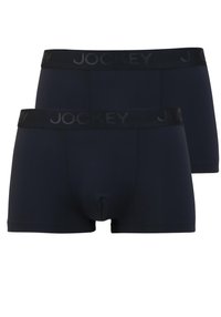 Två par marinblå boxerkalsonger gjorda av mjukt, sträckt material. Har en svart Jockey-logotyp på midjebandet. Slät textur och åtsittande design.