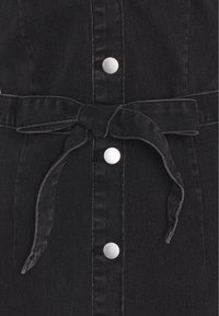 Robe en jean noir avec un devant à boutons, une ceinture à nouer assortie et des détails en métal argenté. Texture douce avec une silhouette ajustée.