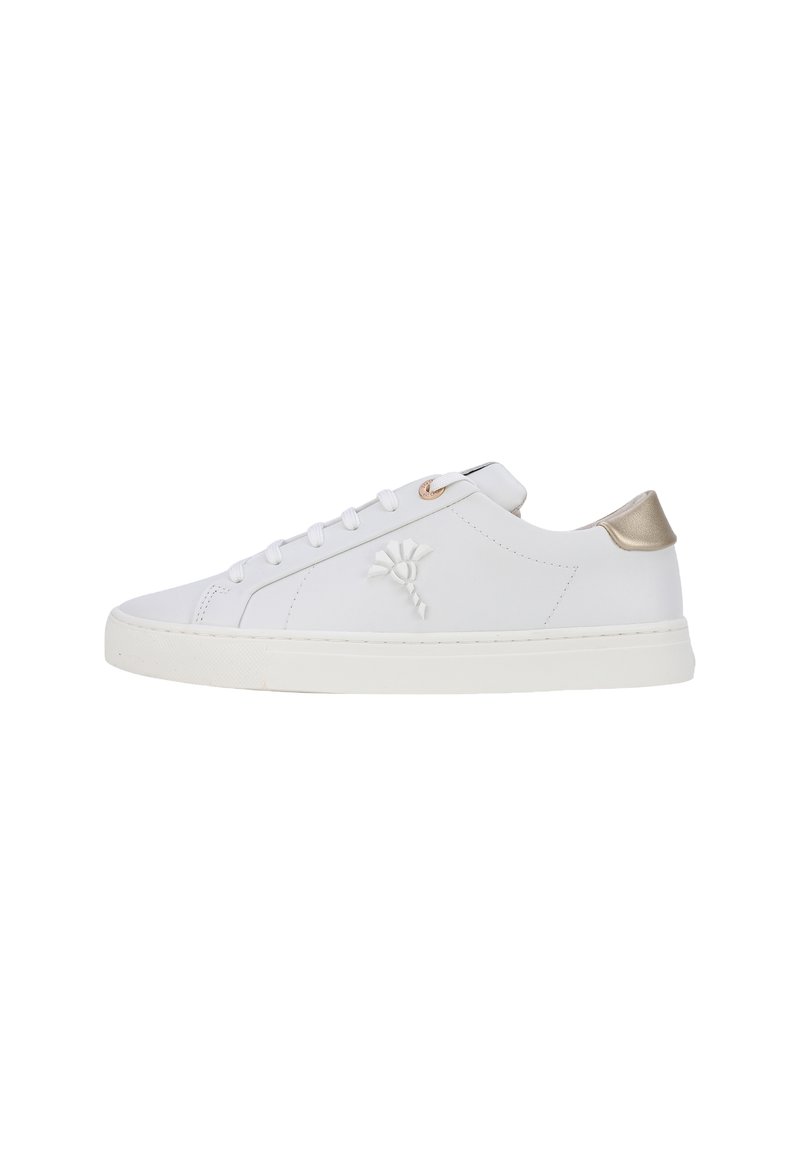 Sneaker bianco con superficie liscia, caratterizzato da una leggera decorazione a rilievo di fiori, con lacci sulla parte frontale e un accento dorato metallico sul tallone. Suola spessa in gomma.