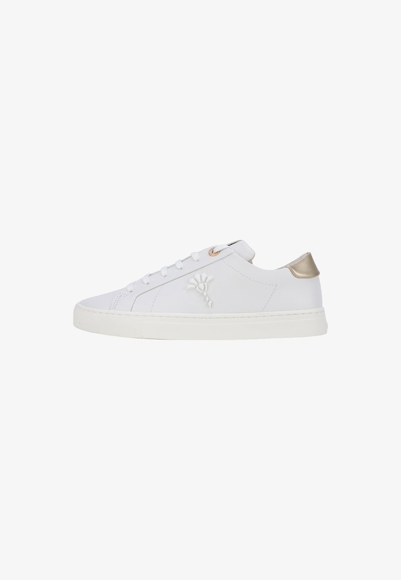 Zapatilla blanca con una superficie suave, que presenta un sutil relieve de flores, con cordones en la parte delantera y un acento metálico dorado en el talón. Suela de goma gruesa.