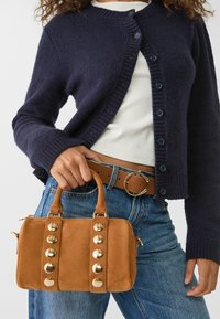 Stradivarius SMALL STUDDED BOWLING - Sac à main - camel
