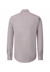 Lange mouw button-up shirt met verticale witte en kastanjebruine strepen, van de achterkant weergegeven op een witte achtergrond.