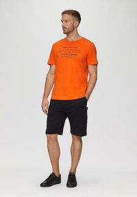 s.Oliver MIT LOGO-MOTIVEN - T-shirt imprimé - orange