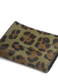 Portfel w panterkę z fakturowaną, zieloną i brązową powierzchnią z włosia. Posiada wytłoczone logo oraz elegancki, prostokątny kształt.