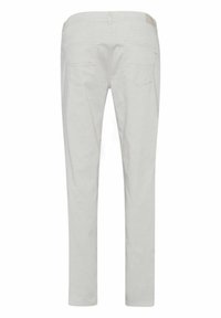 Lichtgrijze, slim-fit broek met vijf zakken, met een gladde textuur en subtiele stikseldetails op de zakken.