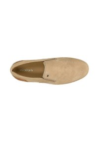Beiger Wildleder-Slipper mit abgerundeter Spitze, elastischen Seitenteilen und braunem Akzent an der Ferse, von oben auf weißem Hintergrund betrachtet.