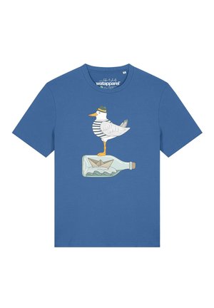 T-shirt bleu avec une mouette portant une chemise rayée et un chapeau vert, debout sur une bouteille en verre contenant un bateau en papier et de l'eau.