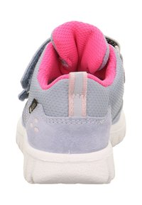 Szare i różowe buty sportowe z siateczkową cholewką, zamszowymi akcentami i białą podeszwą. Wyposażone w rzep oraz wyściółkę dla wygody.