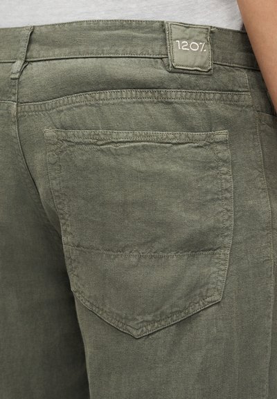 Τζιν σορτς σε ελαιί πράσινο χρώμα με υφή, με δύο πίσω τσέπες και ετικέτα ραμμένη στη ζώνη μέσης με την ένδειξη "120%".