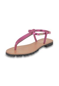 Infradito metallici rosa con suola piatta beige, cinturino alla caviglia regolabile e suola nera testurizzata. Design semplice e minimalista.