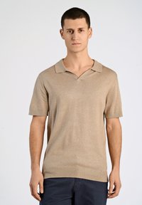 Beige kortärmad polo skjorta med V-ringning, tillverkad av ett fint stickat material, med ribbat nederkant och krage.