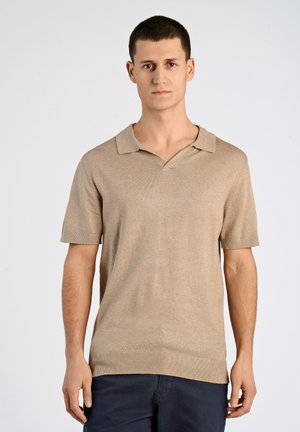 Beige kortærmet polo med V-hals, lavet af et fint strikmateriale, med ribbet kant og kravedetaljer.