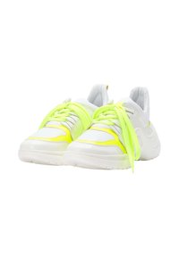 Sneakeri albe cu accente și șireturi de culoare galben neon, superior sintetic neted, guler căptușit și talpă din cauciuc texturată. Design masiv.