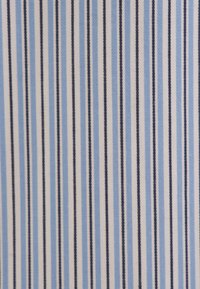Baumwollstoff mit vertikalen Streifen in Hellblau, Dunkelblau und Weiß. Glatte Textur mit einem regelmäßigen Muster aus gleichmäßig verteilten Streifen.