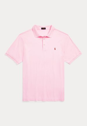 Polo rose clair, manches courtes, col boutonné, en tissu de coton lisse. Présente un petit logo rouge sur la poitrine.